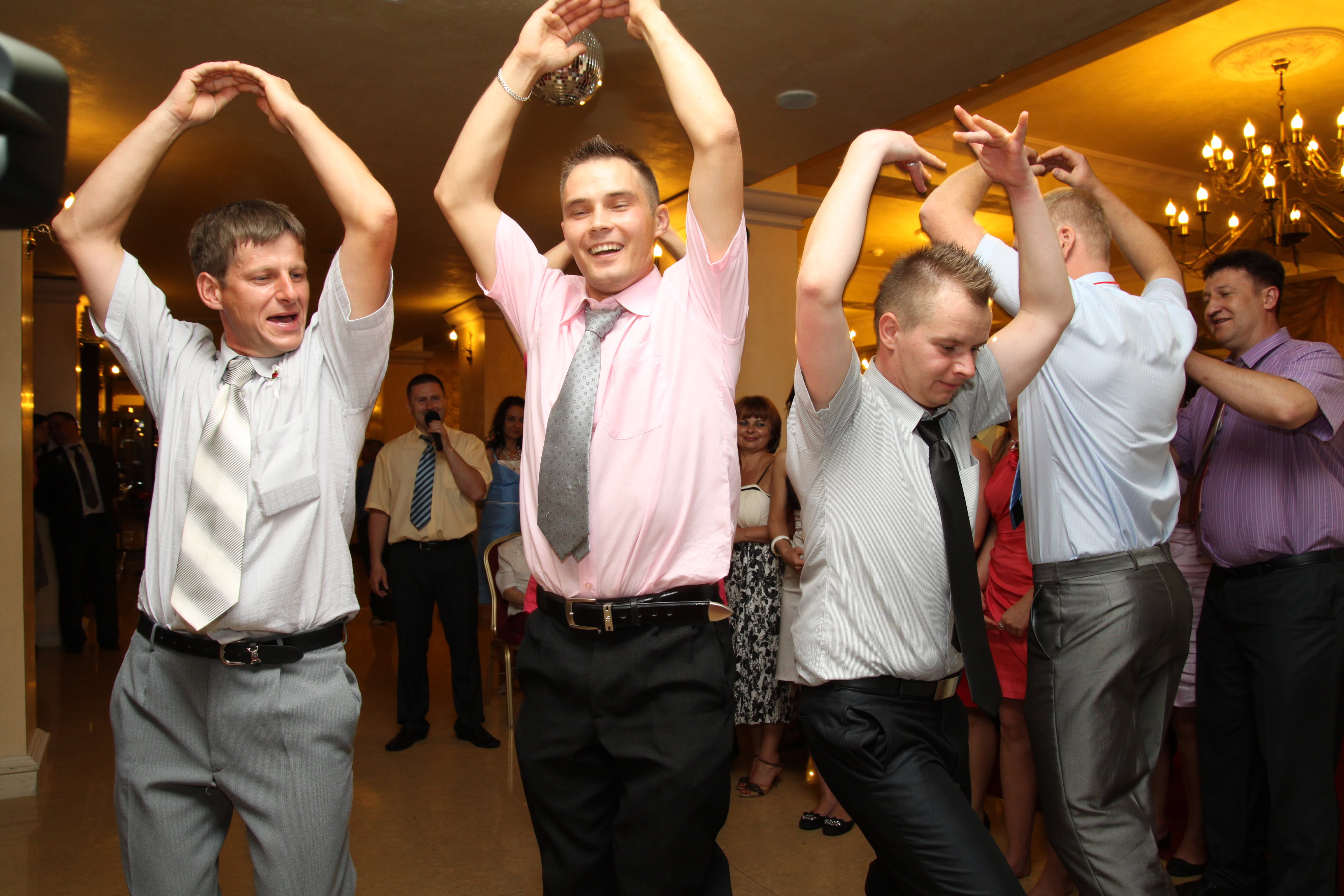Parkiet pełen gości podczas mixu tanecznego DJ-a na weselu