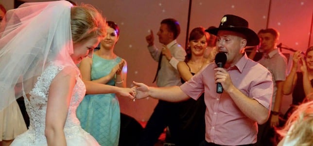 Dobry zespół na wesele prowadzi zabawy taneczne