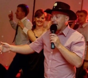 Prowadzenie zabawy tanecznej to również cecha dobrego zespołu weselnego