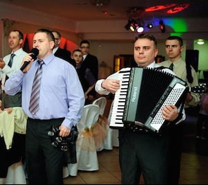 Dobry zespoł weselny prowadzi biesiadę