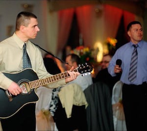 Dobry zespół weselny akompaniuje gościom podczas śpiewu