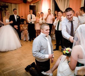 Zabawne oświadczyny? Dobry zespół na wesel i to zorganizuje. :-)